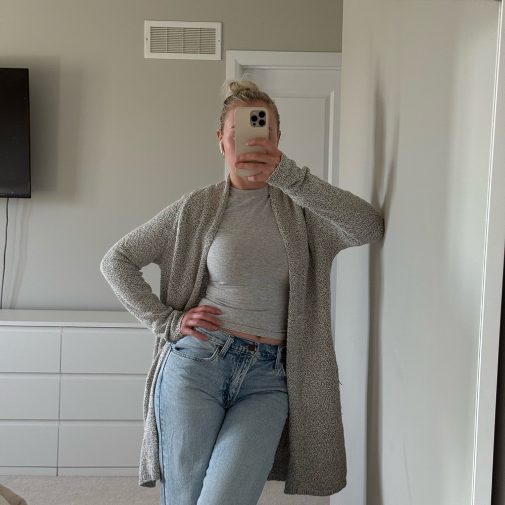 Aritzia grey cardigan - Women's Gray Open-Front Sweater